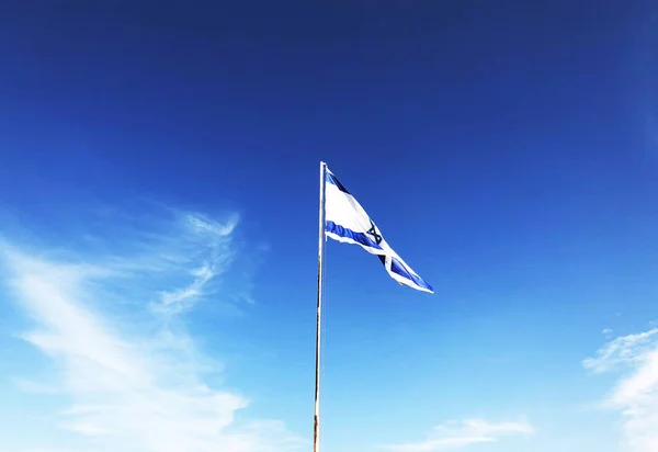 İsrail bayrağı mavi gökyüzü stok görüntü içinde. Yom Haatzmaut, İsrail Bağımsızlık günü.