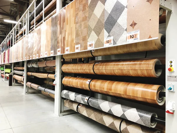 Tiflis, Gürcistan - 6 Mart 2018: Hipermarket boyutunda serisi çizim Satıyoruz rulo Linol farklı stil