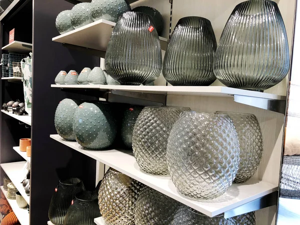 Pila de diferentes botellas de cosméticos en cajas aisladas sobre