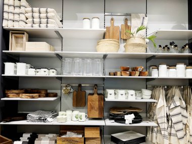 Rishon Le Zion, İsrail - 17 Aralık 2017: mağaza içinde Azrieli alışveriş merkezinde Rishon Le Zion, İsrail.