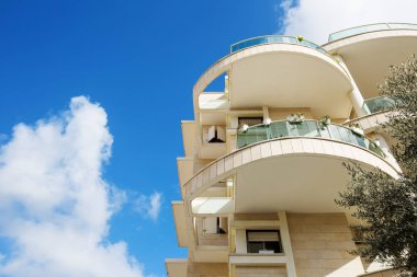 Bulut bulut ile bina ve güneş ile bina ve sunblue gökyüzü ile ile mavi gökyüzü.