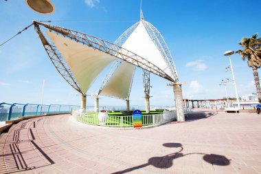 Nahariya, İsrail-Mart 9, 2018: Nahariya şehir'Akdeniz kıyısında yürüyüş için yer.