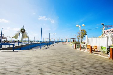 Nahariya, İsrail-Mart 9, 2018: Nahariya şehir'Akdeniz kıyısında yürüyüş için yer.