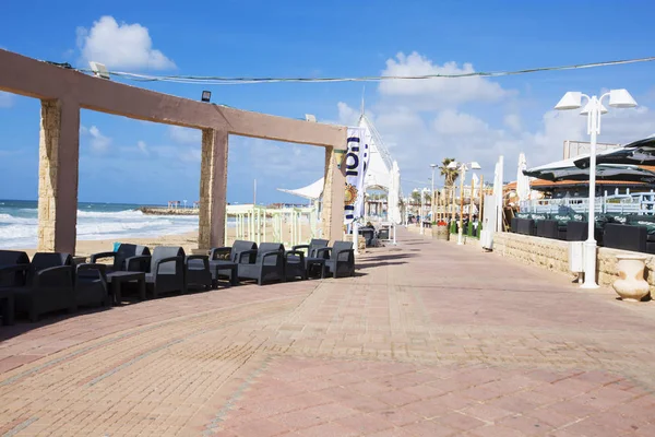 Nahariya, Israël-maart 9, 2018: Plaats voor wandelen aan de mediterrane kust in de stad van Nahariya. — Stockfoto