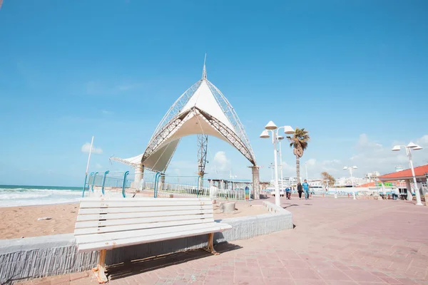 NAHARIYA, ISRAEL-MARCH 9, 2018: Place for walking on the Mediterranean coast in the town of Nahariya. — Stock Photo, Image