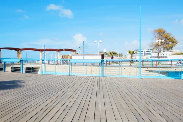 Ort für Spaziergänge an der Mittelmeerküste in der Stadt Nahariya. — Stockfoto