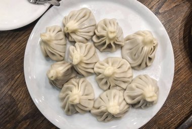 Pişmiş Hıngel geleneksel Gürcü yemeği. Gürcü geleneksel yemekleri. Hıngel göre eski tarifi.