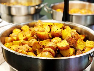 Biberiye fırında genç patates. Bütün fırında patates gibi güzel gıda arka plan