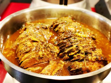 Patates ve sebze domates soslu bir tencerede pişirilmiş etli.