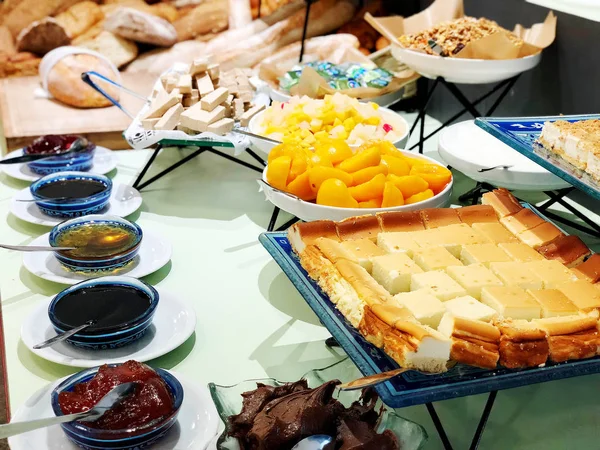 Bolo doce e sobremesa, deliciosos aperitivos para a festa — Fotografia de Stock