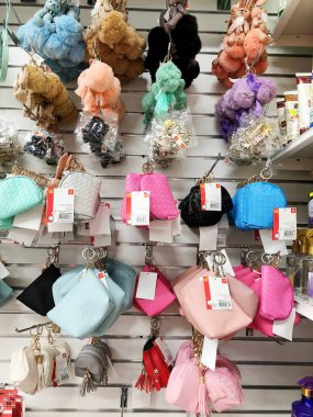 Rishon Le Zion, Israil-2 Şubat 2018: küçük sırt çantaları, cüzdanlar, mağaza kabarık küçük hayvanlar şeklinde anahtarlıklar.