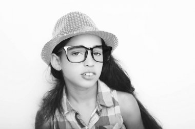 Görüntü güzel bir Afrika genç kızın gözlük ve şapka giyiyor.