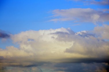 Bulutlu gökyüzü arka planı. Bulutlu gökyüzü
