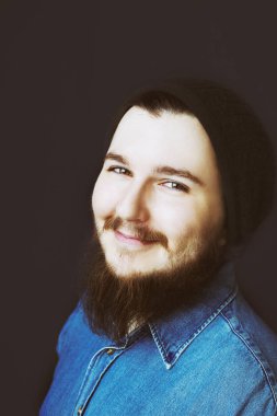 Beyaz genç adam portresi stüdyo 