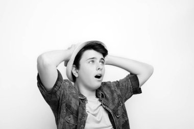 Adam beyaz zemin üzerine şok hayret ifadesi ile