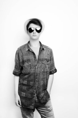 Yakışıklı adam güneş gözlüğü ve şapka