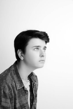 Şık yakışıklı genç adam beyaz arka plan üzerinde poz