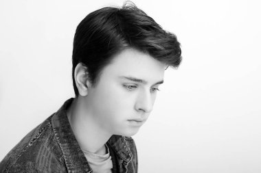 Şık yakışıklı genç adam beyaz arka plan üzerinde poz