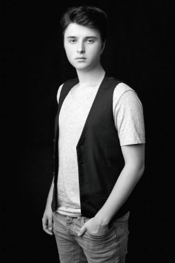 Şık yakışıklı genç adam poz. 