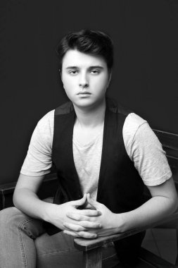 bir sandalyede oturan adam