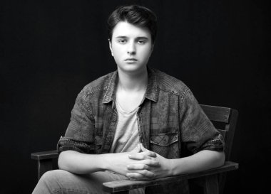 bir sandalyede oturan adam 