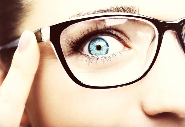 Mulher bonita usando óculos close-up isolado no fundo branco. — Fotografia de Stock