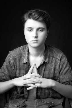 bir sandalyede oturan adam 