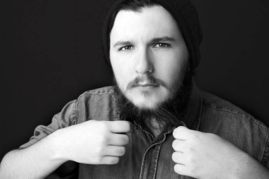 Beyaz genç adam portresi stüdyo 