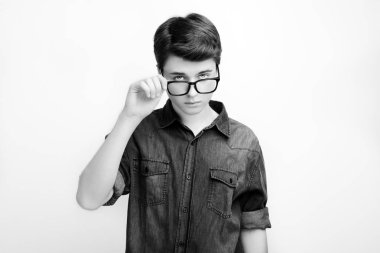 Beyaz arka plan üzerinde poz bardaklarda şık yakışıklı genç adam