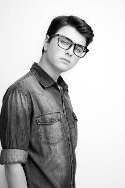 Şık yakışıklı genç adam beyaz arka plan üzerinde poz