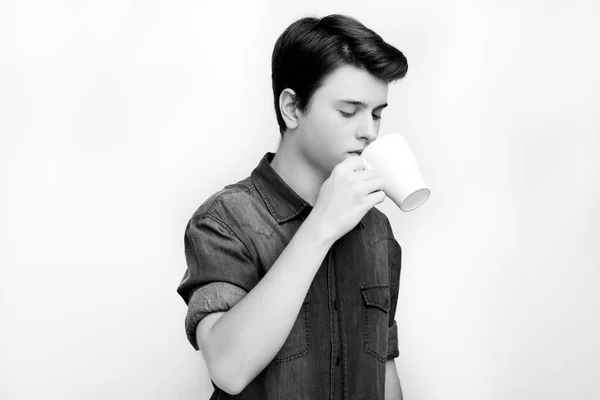 Pausa para café. Confiante jovem homem bonito em jeans camisa segurando copo — Fotografia de Stock