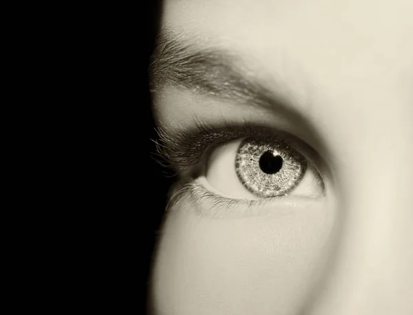 Krásný pronikavý pohled ženského oka — Stock fotografie