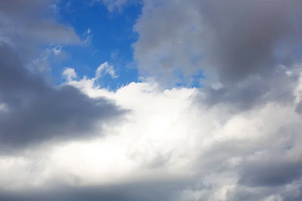 Luchtachtergrond met wolken. Lucht met wolken — Stockfoto