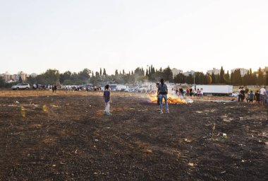 Rishon Le Zion, İsrail-11 Mayıs 2017: şenlikli Lag Baomer şenlik Rishon Le Zion, İsrail için katılan ilkokul çocukları.