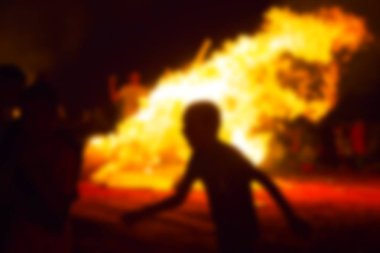 Arka plan bulanıklık. İsrail Lag Baomer şenlik şenlikli.