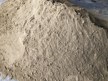 Bir inşaat sahasında kum yığını. İnşaat malzemeleri