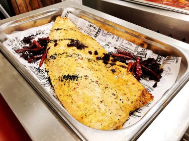 Nahariya, İsrail-Mart 9, 2018: Somon kızartma maydanoz ve sarımsak ve tat çeşitli baharatlar ile fırında.