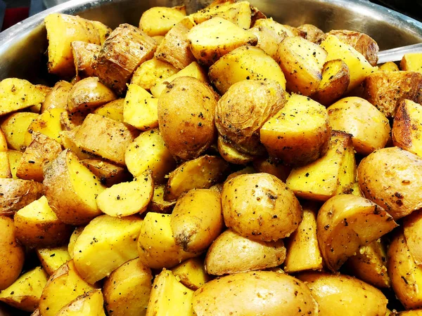 Biberiye fırında genç patates. Bütün fırında patates gibi güzel gıda arka plan