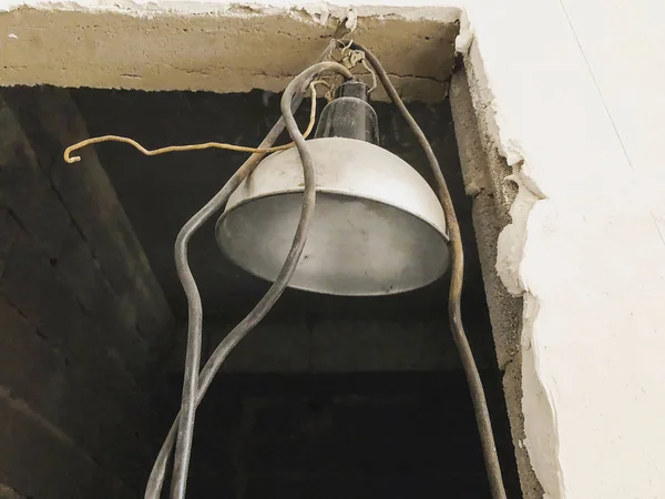 Lampu tua Aluminium, tergantung di dinding bata di sebuah bangunan baru. Perbaikan . — Stok Foto