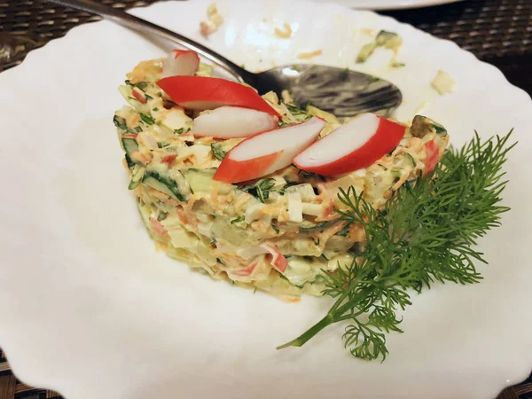 Salada de caranguejo. Salada de alface fresca de verão.Salada saudável em mesa de madeira. Comida vegetariana — Fotografia de Stock