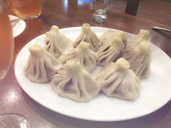 熟 khinkali 传统的格鲁吉亚菜。格鲁吉亚传统菜肴。Khinkali 根据老食谱. — 图库照片