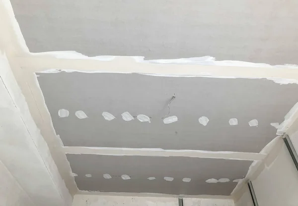 Ceiling dekorasi dengan gipsacardon. Bahan untuk perbaikan di sebuah apartemen sedang dalam pembangunan renovasi dan renovasi . — Stok Foto