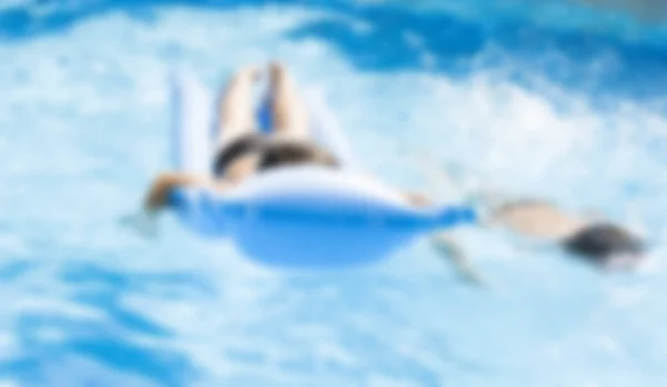 Imagem turva de pessoas que relaxam na piscina — Fotografia de Stock