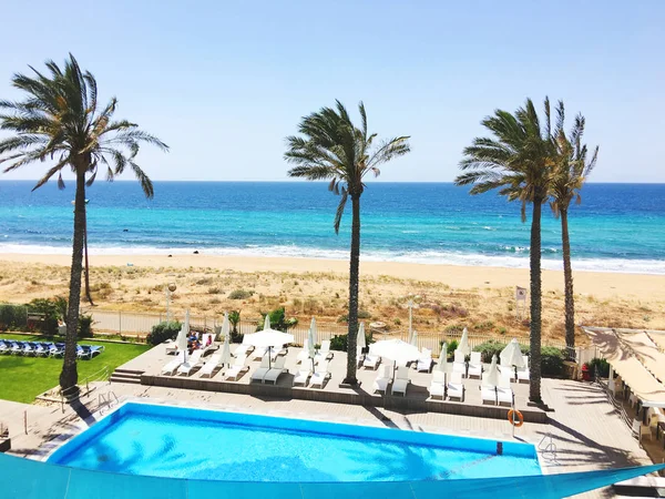 NAHARIYA, ISRAEL-MAY 19, 2017: Piscina grande de estilo moderno rodeada de sillones — Foto de Stock