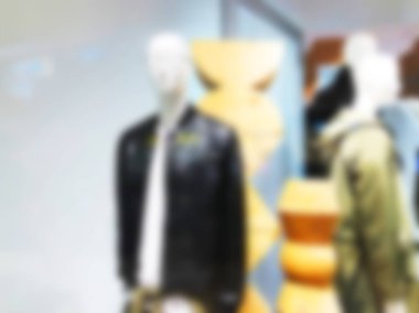 Bulanık mankenler bir giyim mağazasında alışveriş merkezi