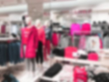 Bulanık mankenler bir giyim mağazasında alışveriş merkezi