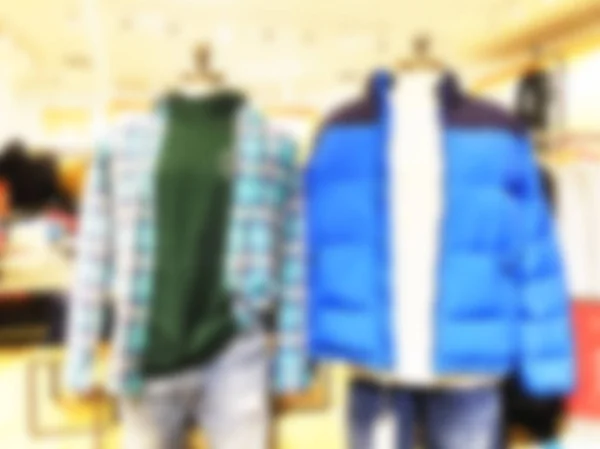 ผ้าพันคอเบลอในร้านเสื้อผ้าในห้างสรรพสินค้า — ภาพถ่ายสต็อก