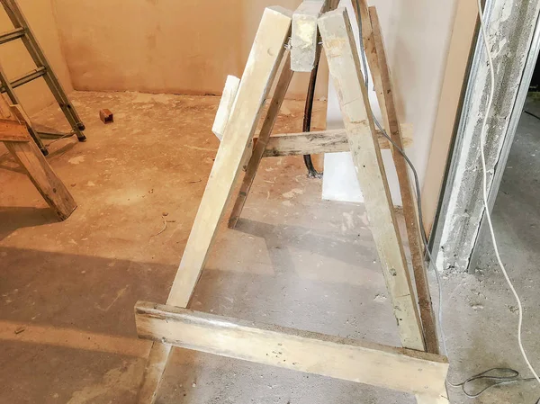 Bahan untuk perbaikan di sebuah apartemen sedang dalam pembangunan renovasi dan renovasi . — Stok Foto