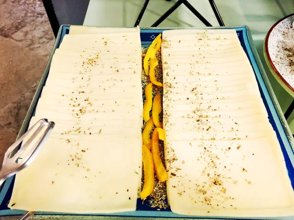 Plakjes kaas met kruiden op een dienblad. Kaas proeven. — Stockfoto