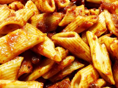 Makarna sebze ve domates sosu yakın çekim. Seçici odak